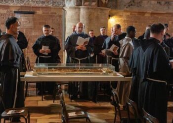 Asiz: 18 tisuća hodočasnika molilo prvog dana pored zemnih ostataka sv. Franje