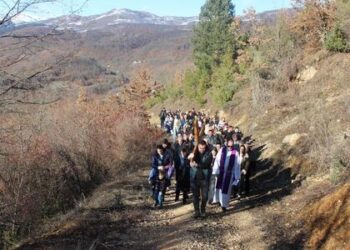 U Uzdolu upriličena pobožnost križnog puta na otvorenom