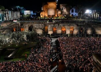 Papa u Koloseju: Slijedimo Kristove stope