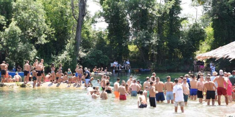 Prvi skokovi s mosta na Jazu u Čapljini okupili ljubitelje adrenalinskih sportova